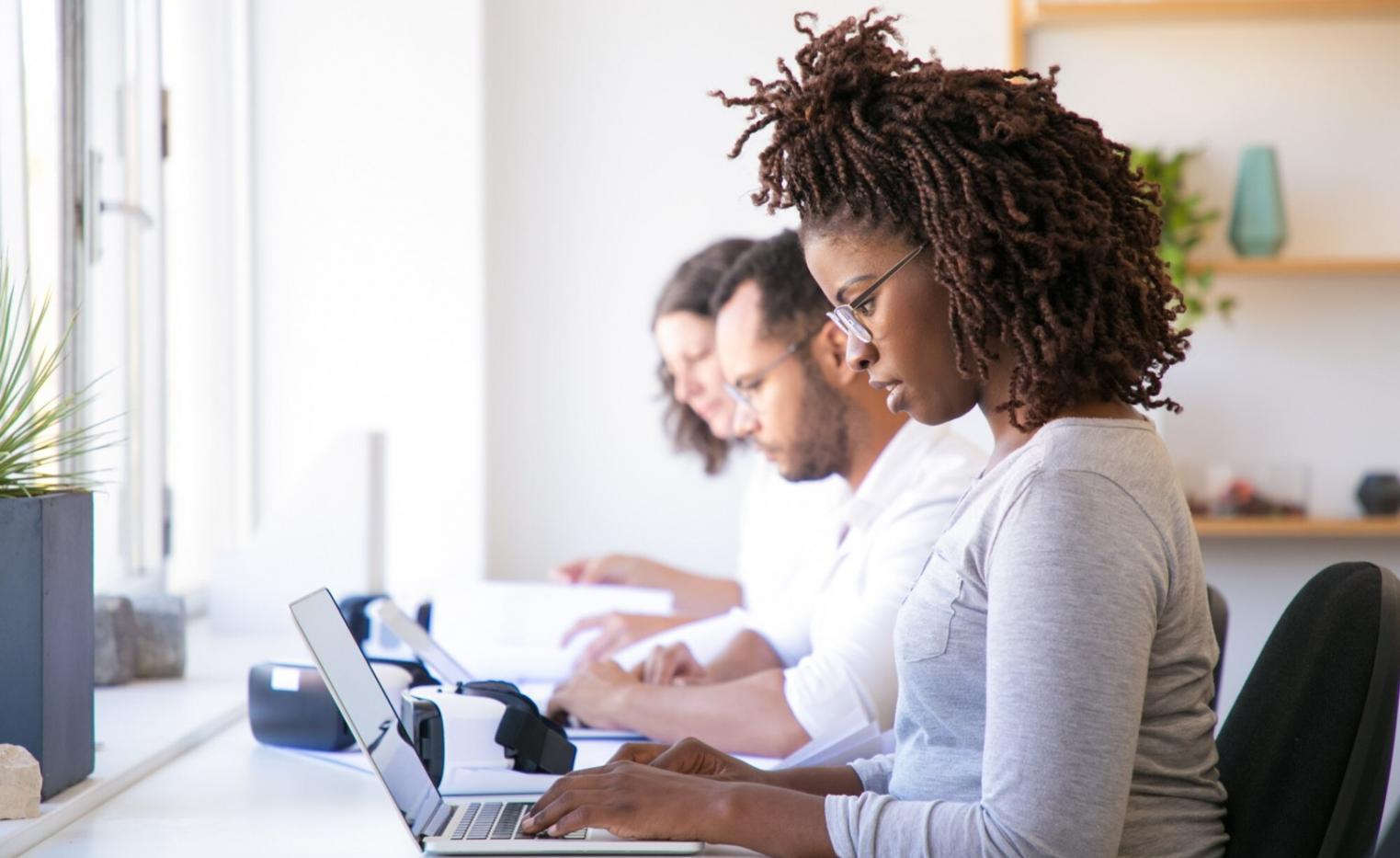 Finanzielle Kennzahlen auf einem Laptop-Display