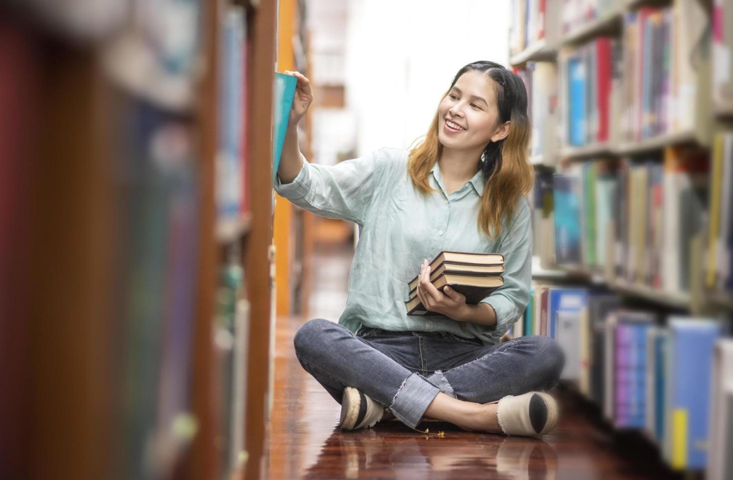 Finanzanalyst bei der Arbeit mit Unternehmensberichten